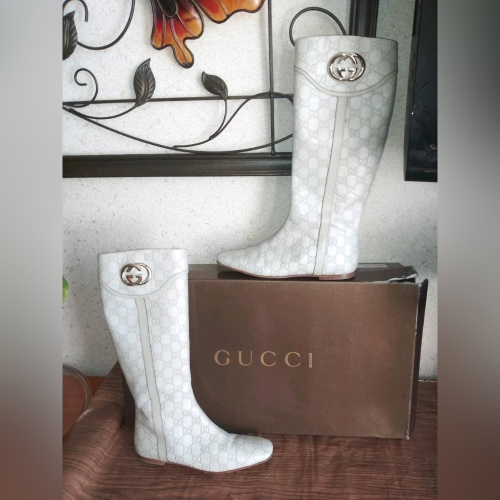 Gucci off white leather flat boots with logo on the side. Size 37.5